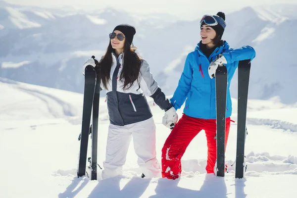 Chicas con esquí — Foto de Stock