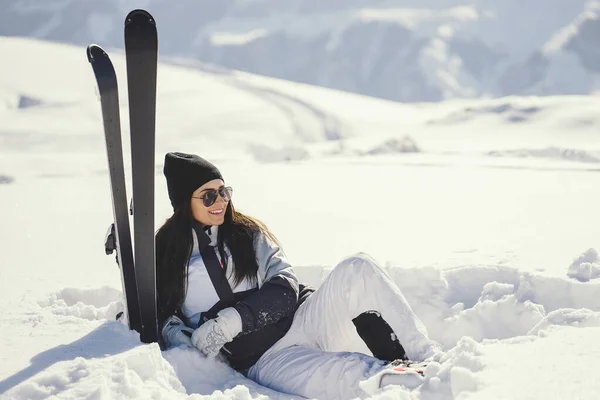 Девушки с лыжами — стоковое фото
