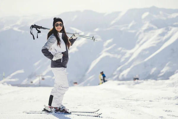 Fille avec ski — Photo