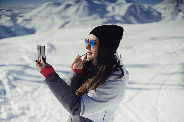 Dívka v blízkosti hor — Stock fotografie