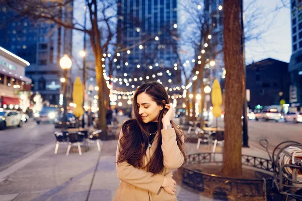 Chica de moda caminando en una ciudad nocturna —  Fotos de Stock