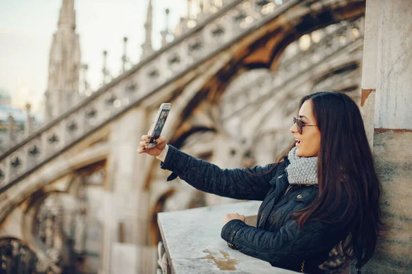 Dziewczyna za pomocą jej telefon podczas zwiedzania Mediolan Włochy — Zdjęcie stockowe