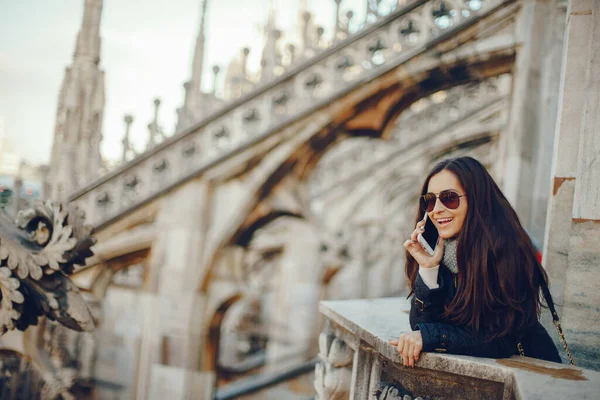 Milan İtalya keşfetmek telefonunu kullanan kız — Stok fotoğraf