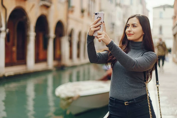 Dziewczyna rozmawia na telefon i robienie zdjęć w Wenecji — Zdjęcie stockowe