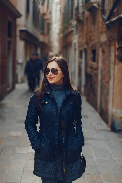 Kadın turist etrafında yürüyüş ve Venedik keşfetmek — Stok fotoğraf