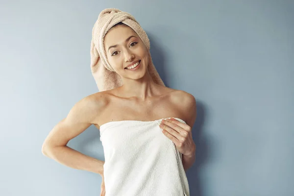 Gadis cantik berdiri di studio dengan handuk — Stok Foto