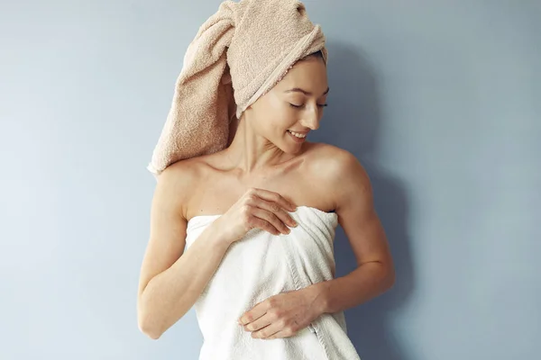 Menina bonita de pé em um estúdio em uma toalha — Fotografia de Stock
