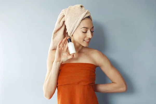 Menina bonita de pé em um estúdio com creme — Fotografia de Stock