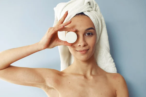 Menina bonita de pé em um estúdio com creme — Fotografia de Stock