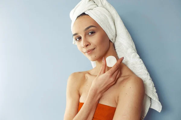 Mooi meisje staan in een studio met crème — Stockfoto