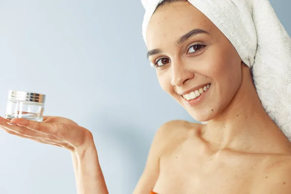 Mooi meisje staan in een studio met crème — Stockfoto