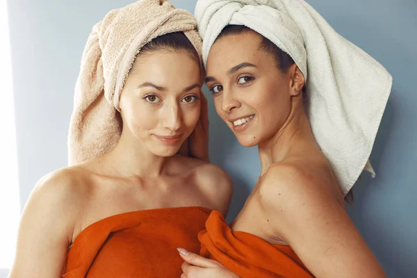 Meninas bonitas de pé em um estúdio com toalha — Fotografia de Stock