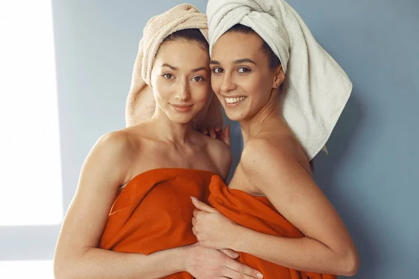 Όμορφα κορίτσια στέκονται σε ένα στούντιο με πετσέτα — Φωτογραφία Αρχείου