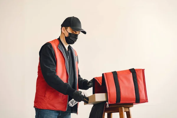 Entrega hombre spray desinfectante en una caja — Foto de Stock