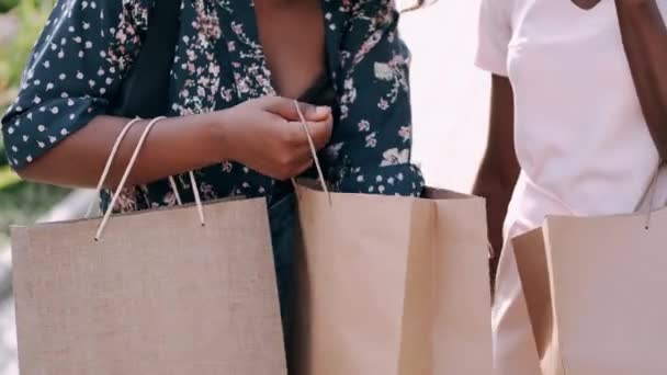 Portret pięknej młodej czarnej kobiety z torbami na zakupy — Wideo stockowe