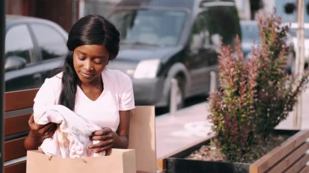 Retrato de una hermosa joven negra con bolsas de compras — Vídeos de Stock