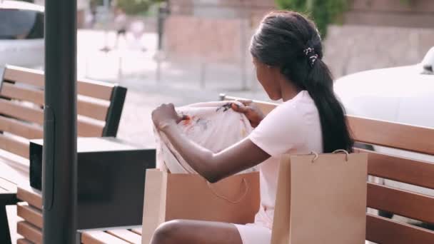 Retrato de una hermosa joven negra con bolsas de compras — Vídeos de Stock