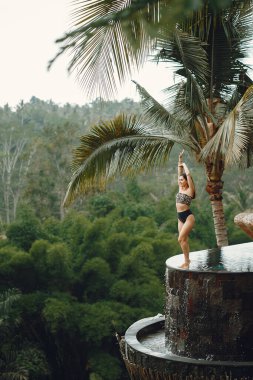 Orman manzaralı havuzda bir kadın.