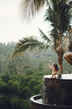 Orman manzaralı havuzda bir kadın.