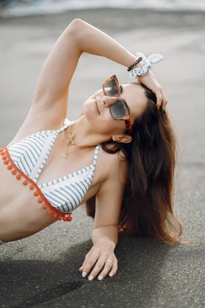 Girl in a stylish swimsuit have a rest n a beach — Stock Photo, Image