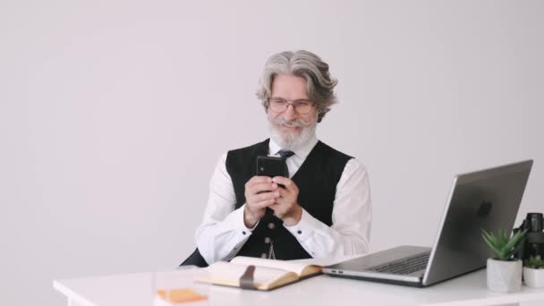 Hippie hombre de negocios que trabaja en la oficina con teléfono móvil — Vídeo de stock
