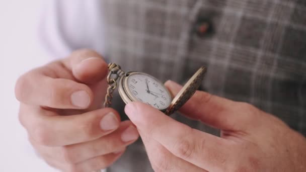 Sénior tylish homem com um relógio de mão velha no fundo branco — Vídeo de Stock