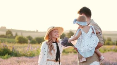 Anne, baba ve küçük kız gün batımında lavanta tarlasında