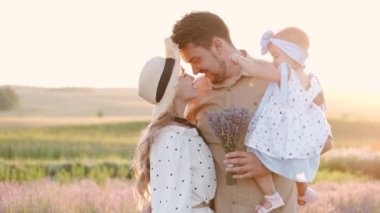 Anne, baba ve küçük kız gün batımında lavanta tarlasında