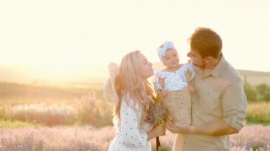 Anne, baba ve küçük kız gün batımında lavanta tarlasında