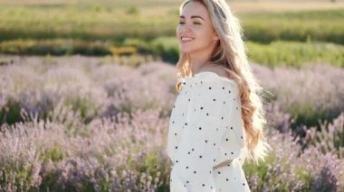 Lavanta tarlasında oturan güzel sarışın kadın.