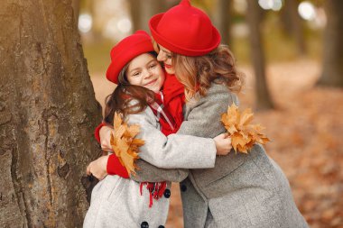 Sonbahar parkında şirin ve şık bir aile.