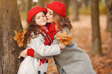 Sonbahar parkında şirin ve şık bir aile.