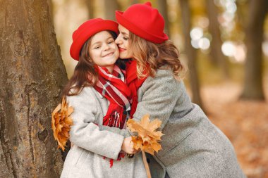 Sonbahar parkında şirin ve şık bir aile.