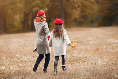 Sonbahar parkında şirin ve şık bir aile.
