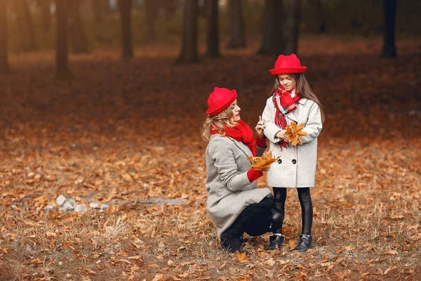 秋の公園でかわいいとスタイリッシュな家族 — ストック写真