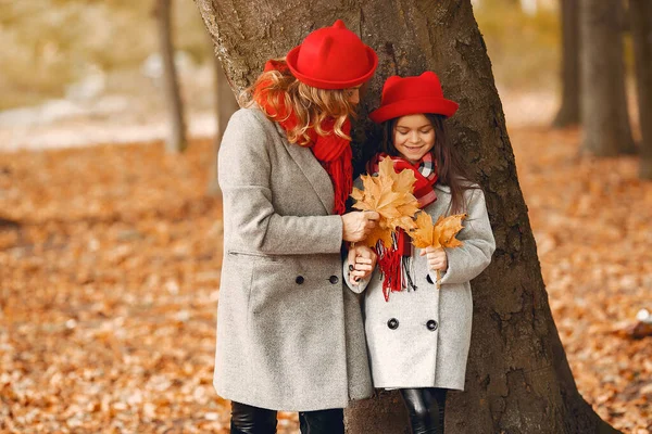 Cute and stylish family in a autumn park — Stock Photo, Image