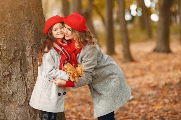 Sonbahar parkında şirin ve şık bir aile.