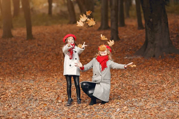Família bonito e elegante em um parque de outono — Fotografia de Stock