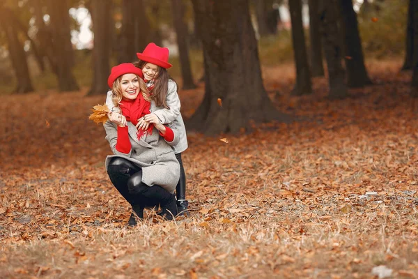 Família bonito e elegante em um parque de outono — Fotografia de Stock