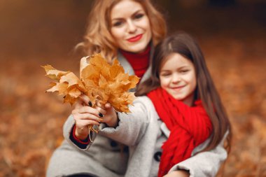 Sonbahar parkında şirin ve şık bir aile.