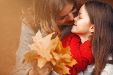 Sonbahar parkında şirin ve şık bir aile.