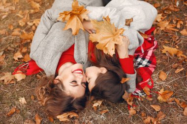 Sonbahar parkında şirin ve şık bir aile.