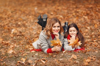 Sonbahar parkında şirin ve şık bir aile.