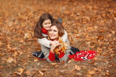 Sonbahar parkında şirin ve şık bir aile.