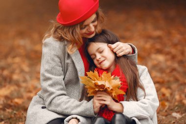 Sonbahar parkında şirin ve şık bir aile.