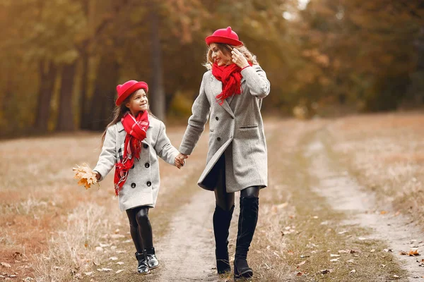 Sonbahar parkında şirin ve şık bir aile. — Stok fotoğraf