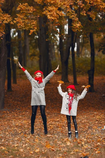 Família bonito e elegante em um parque de outono — Fotografia de Stock