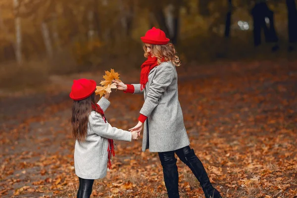 Cute i stylowa rodzina w jesiennym parku — Zdjęcie stockowe