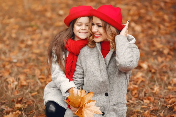 Sonbahar parkında şirin ve şık bir aile.