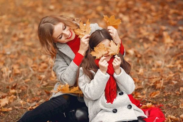 Cute i stylowa rodzina w jesiennym parku — Zdjęcie stockowe